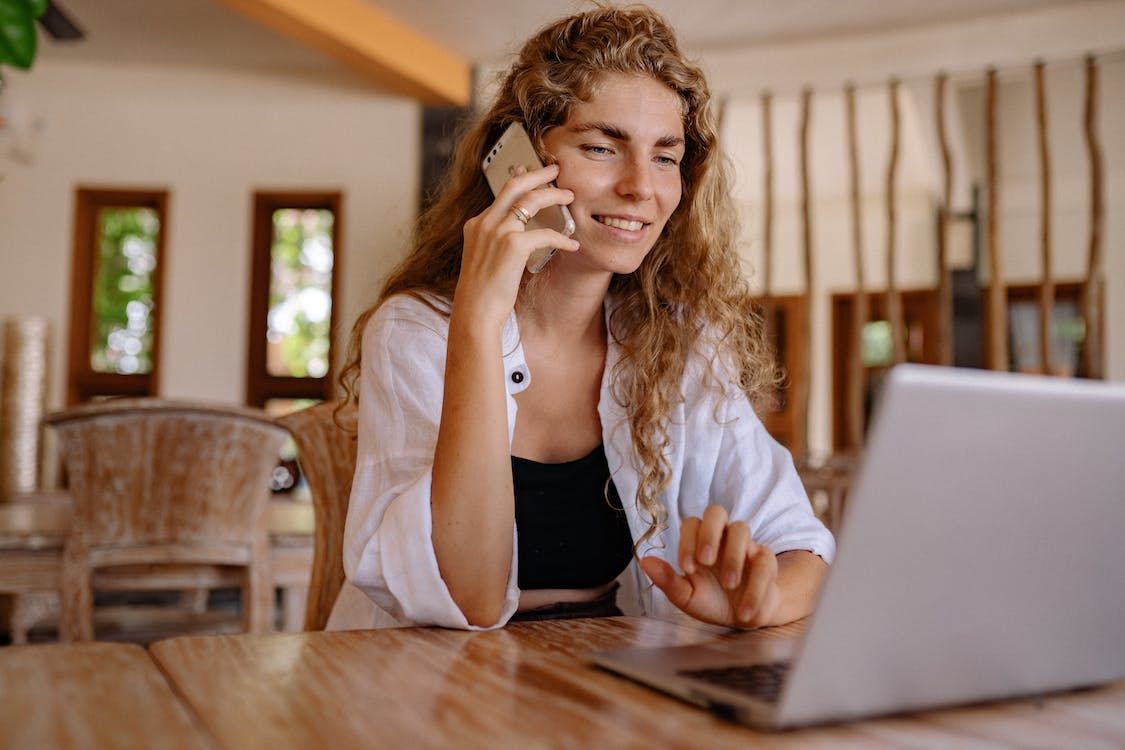 A lady listening and reading a captioned meeting