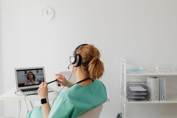 A lady teaching students remotely using Happy Scribe for transcription